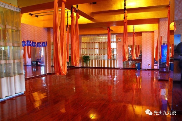 成都夜未央，养生钢琴酒吧让你悠然自得(成都有钢琴的酒店)